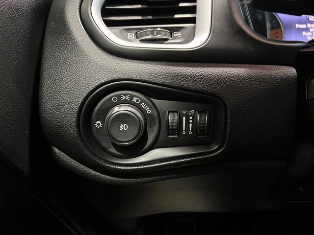 Used 2021 Jeep Renegade Latitude AWD/4WD image 17