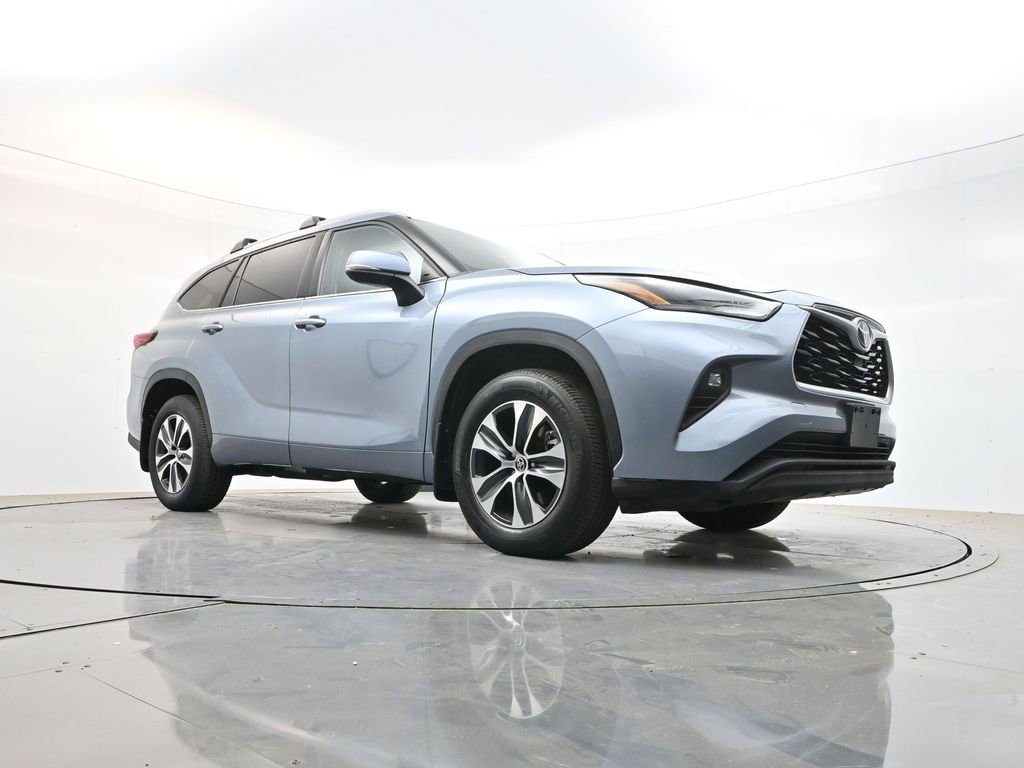 Used 2022 Toyota Highlander XLE AWD/4WD image 33