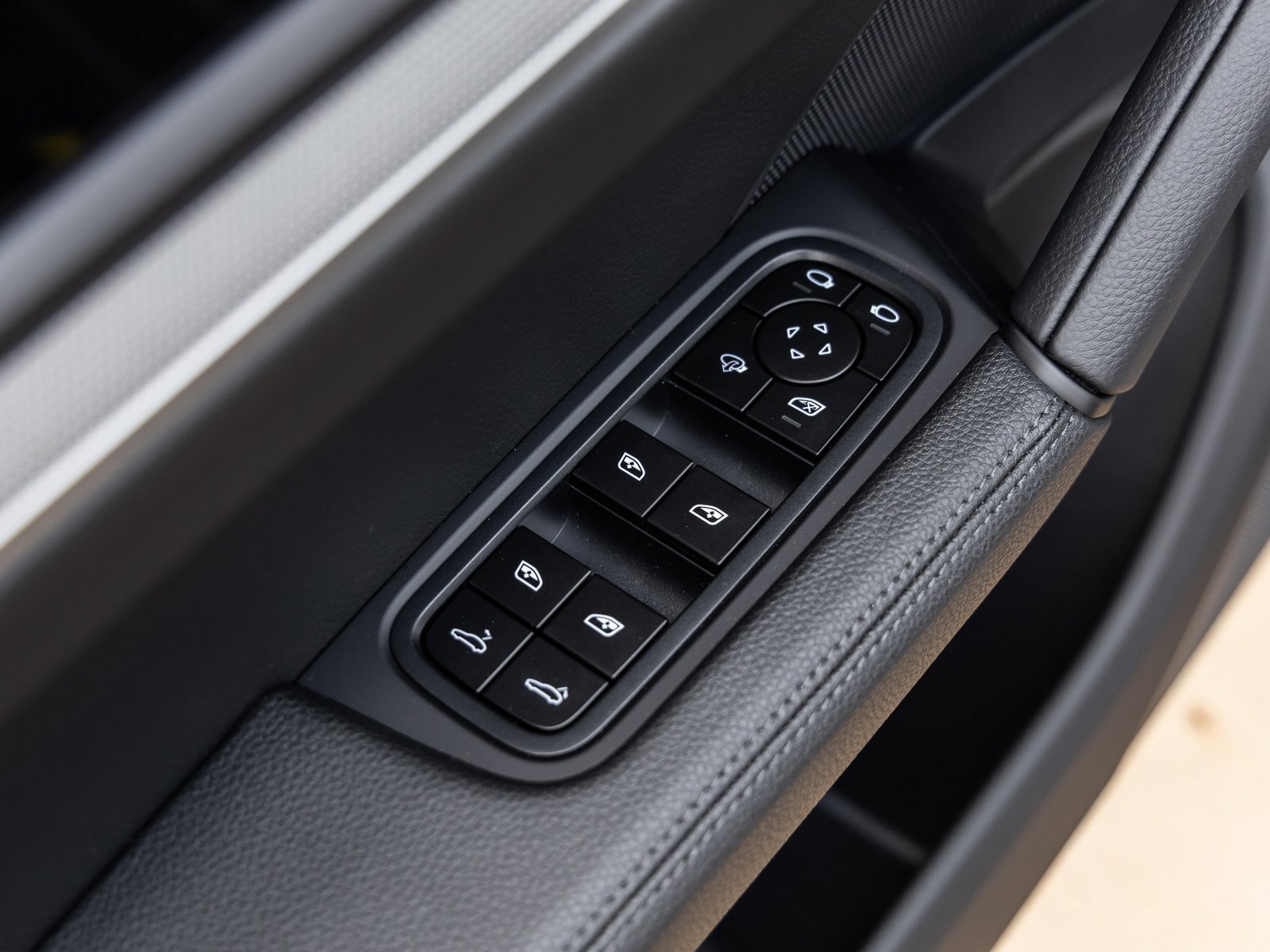 Certified 2025 Porsche Cayenne Coupe image 23