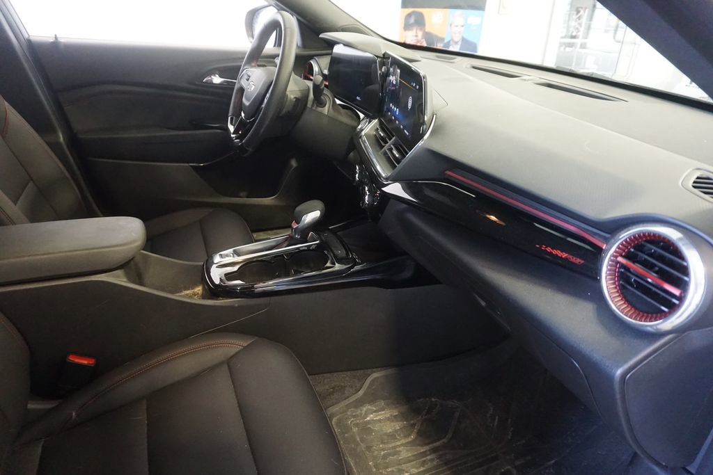 Used 2024 Chevrolet Trax RS w/ Sunroof Package FWD image 21
