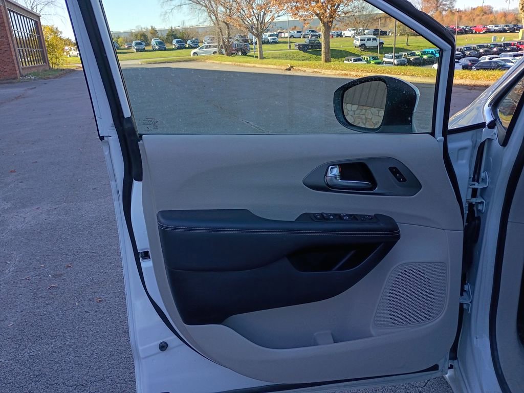 Used 2023 Chrysler Pacifica Touring-L image 10