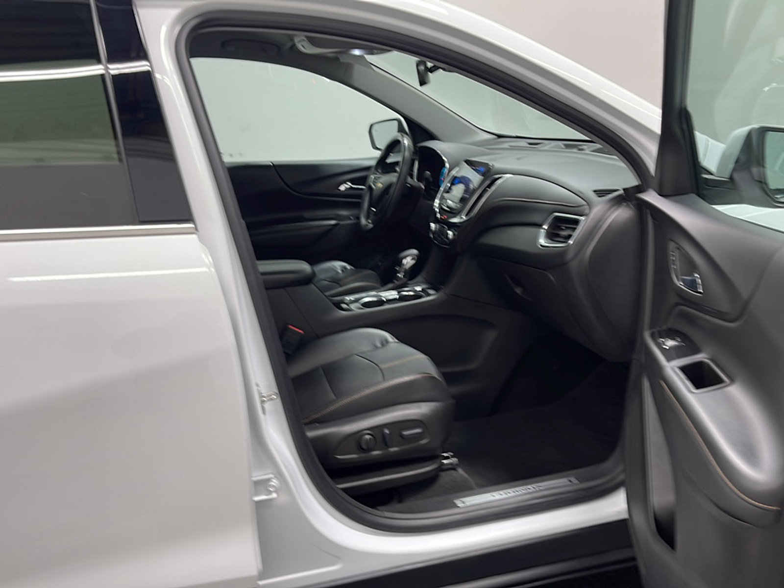 Used 2022 Chevrolet Equinox Premier AWD/4WD image 21