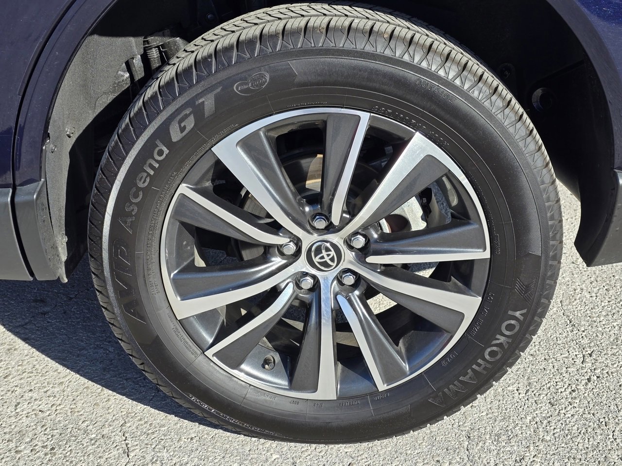 Used 2022 Toyota Venza LE image 7