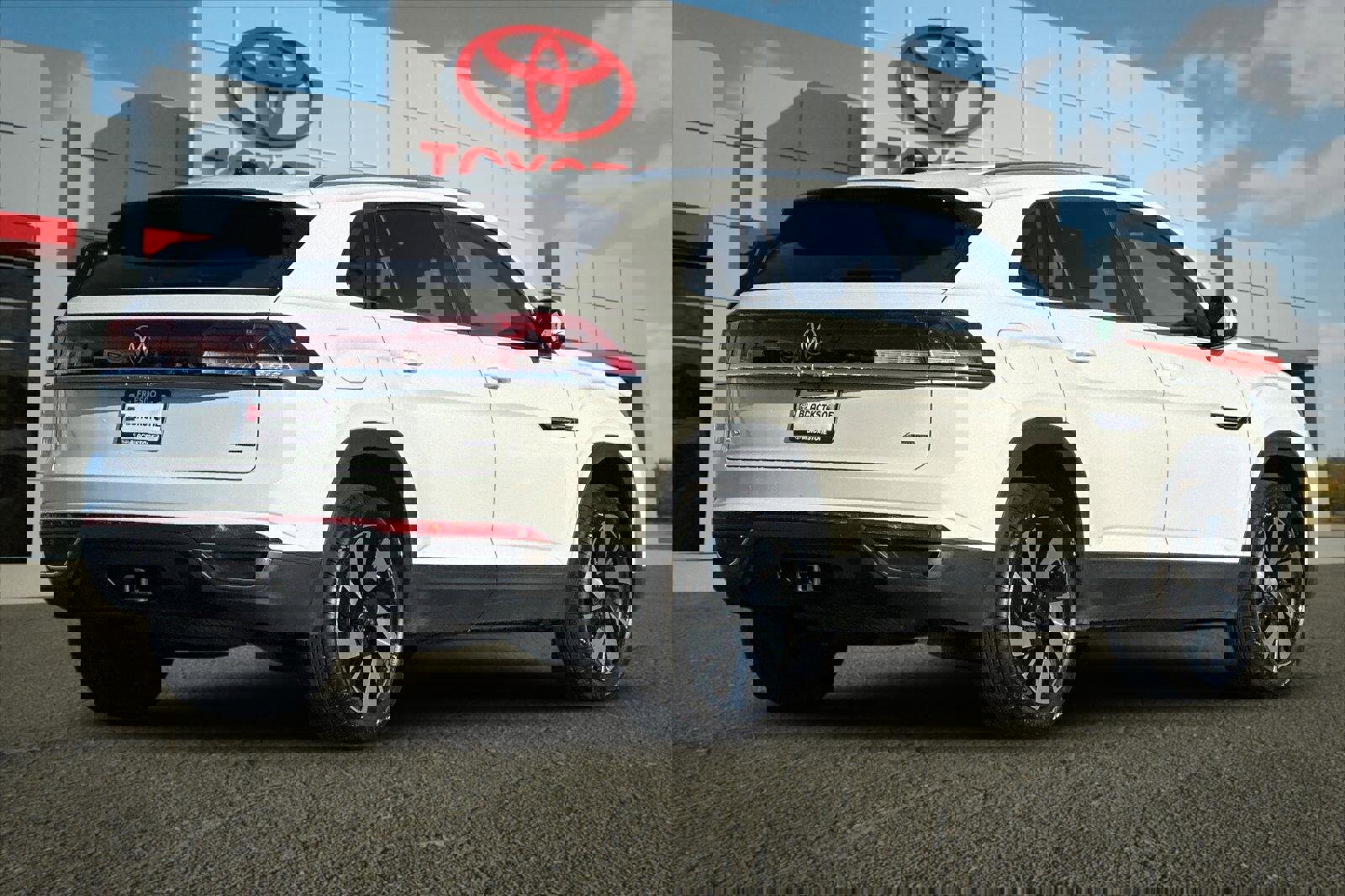 Used 2025 Volkswagen Atlas Cross Sport SE image 3