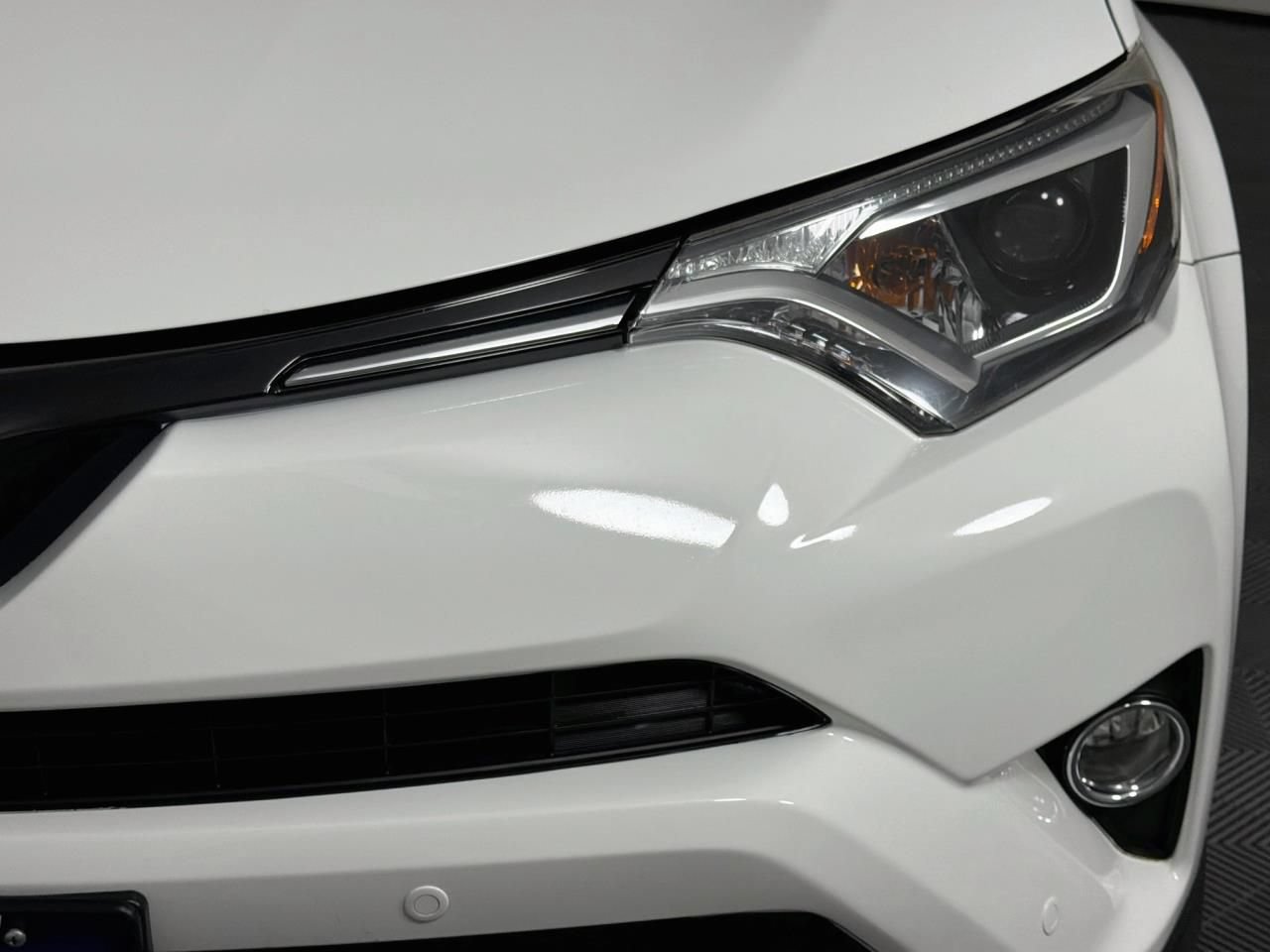 Used 2017 Toyota RAV4 XLE AWD/4WD image 4