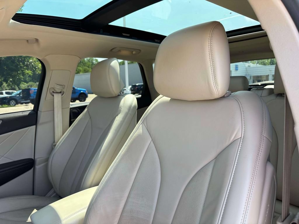 Used 2017 Lincoln MKC Select w/ Select Plus Package AWD/4WD image 5