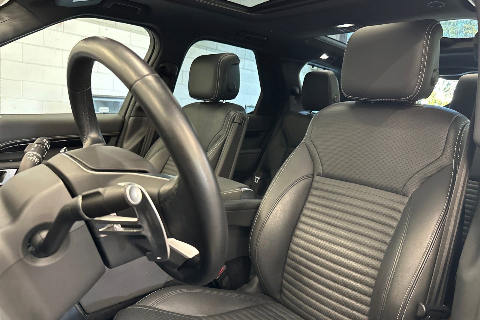 Used 2023 Land Rover Discovery S R-Dynamic image 6