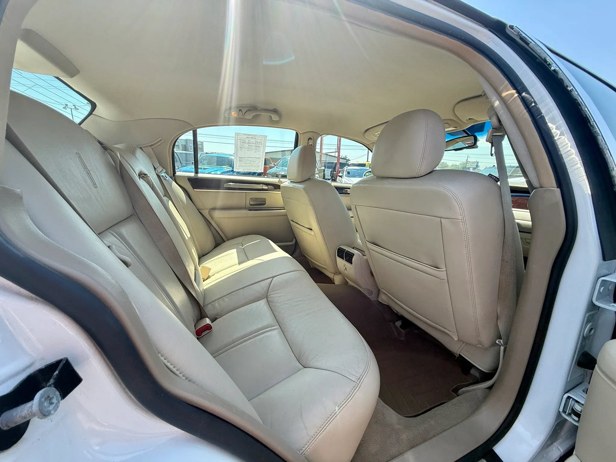 Used 2010 Lincoln Town Car Signature Limited RWD image 12
