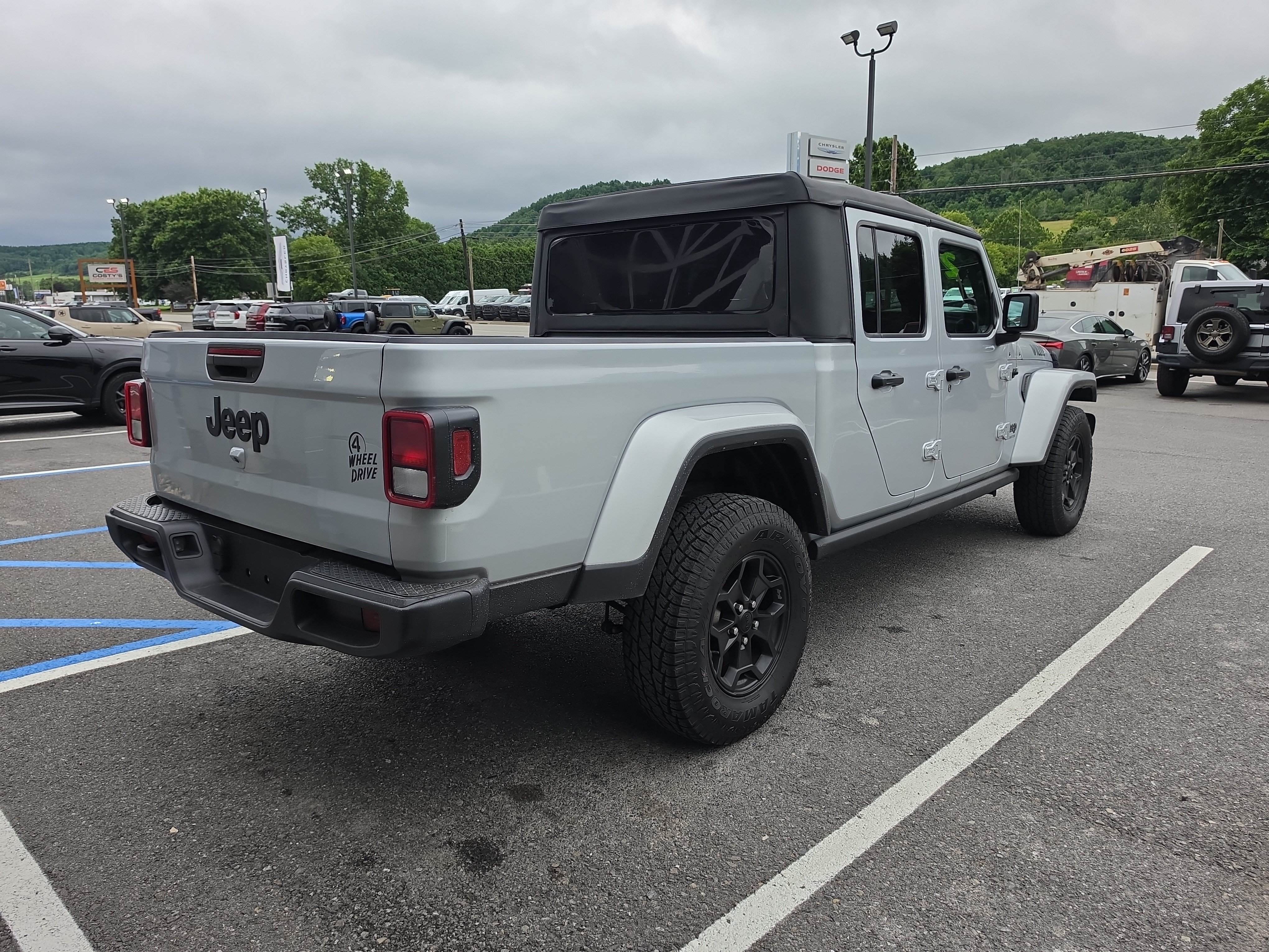 Used 2022 Jeep Gladiator Sport AWD/4WD image 3