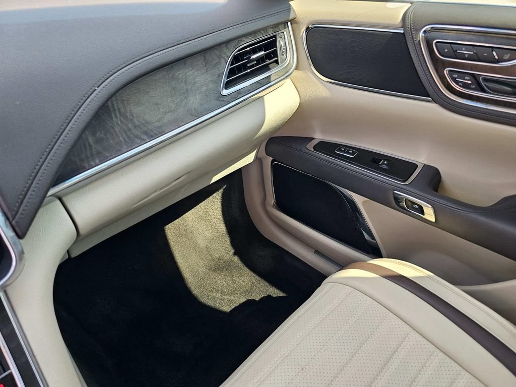 Used 2017 Lincoln Continental Select FWD image 31