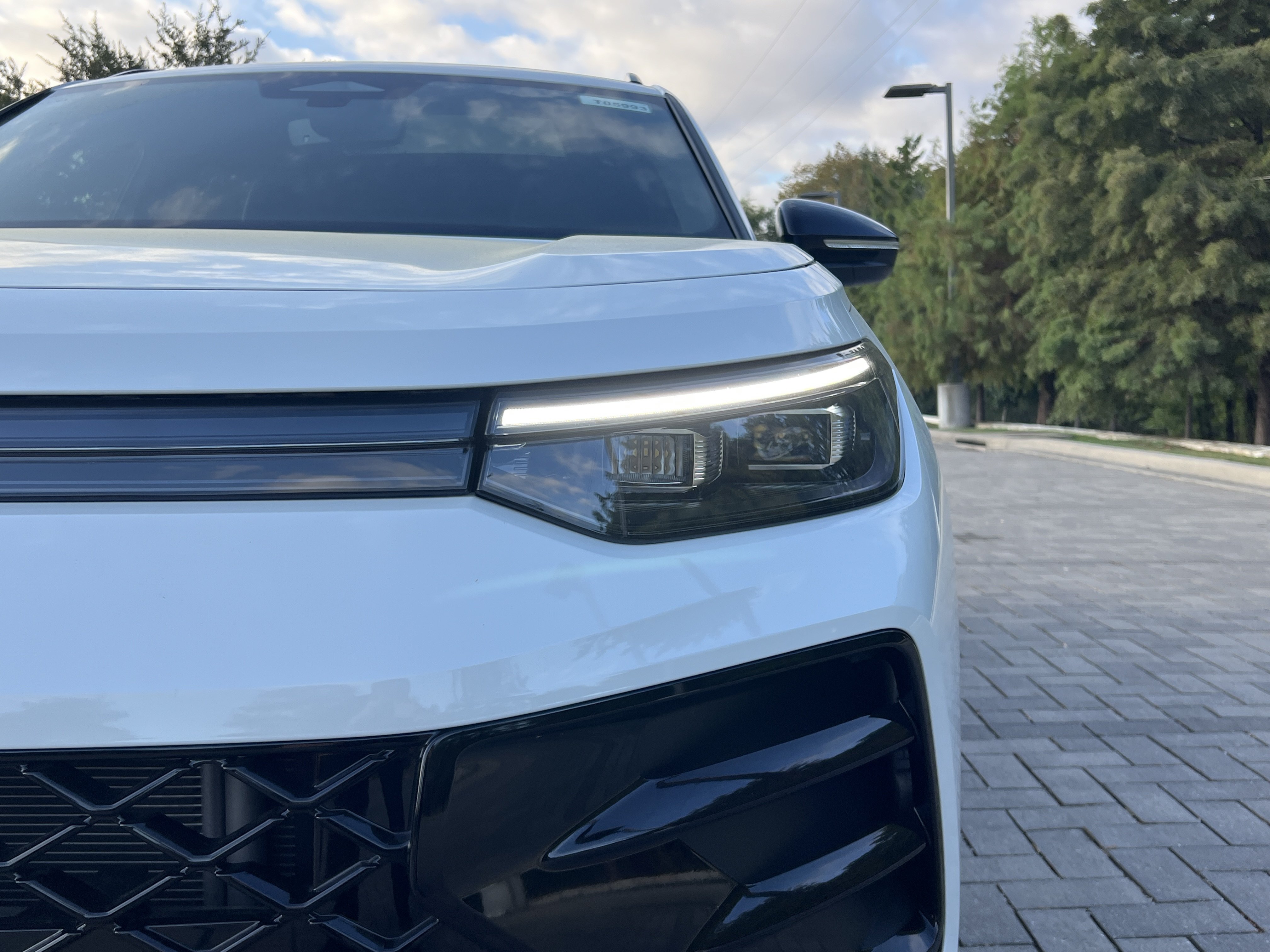 Certified 2026 Volkswagen Tiguan SE R-Line FWD image 5