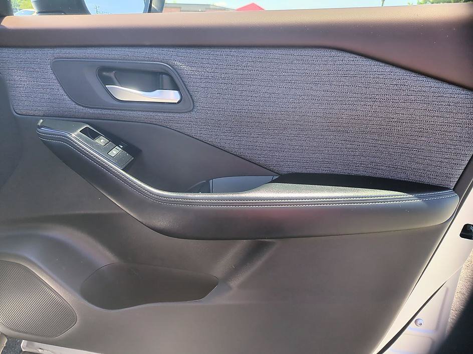 Used 2023 Nissan Rogue SV FWD image 31