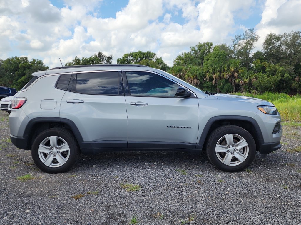 Used 2022 Jeep Compass Latitude w/ Convenience Group AWD/4WD image 3