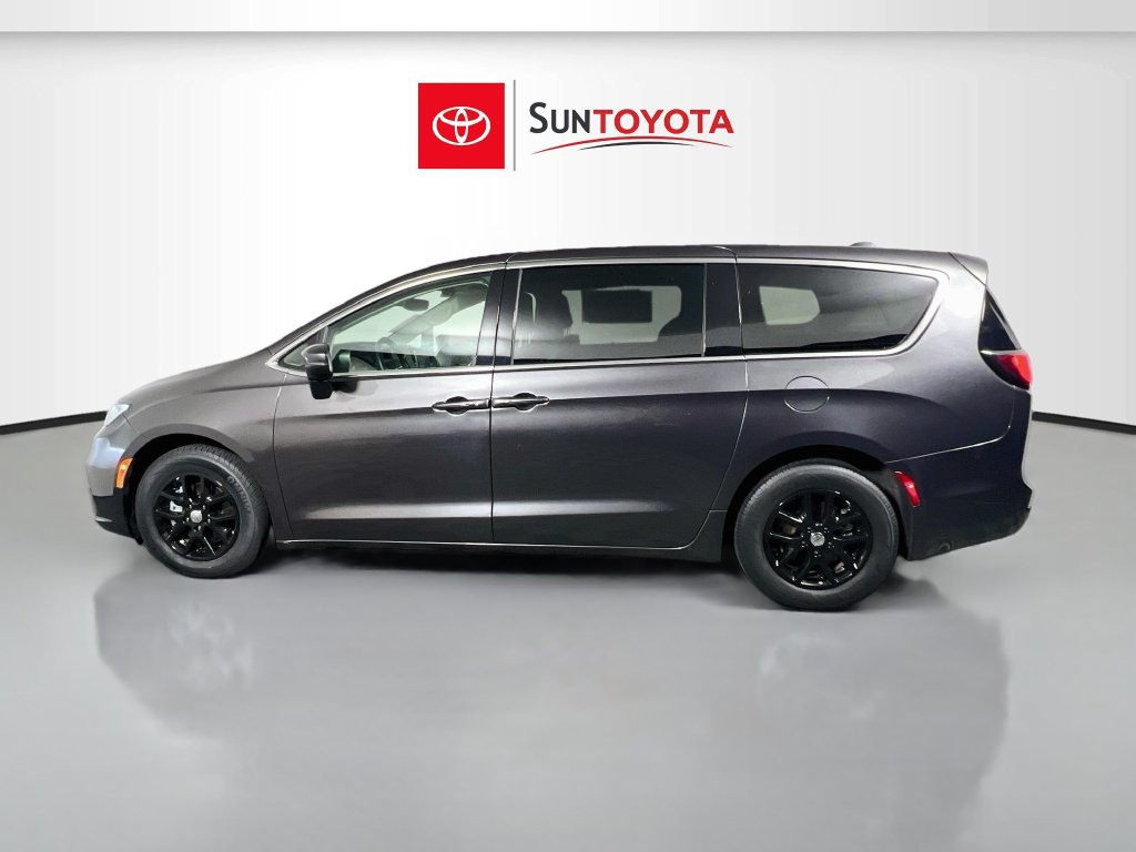 Used 2023 Chrysler Pacifica Touring-L FWD image 7