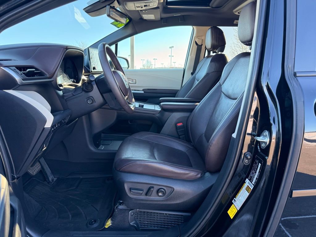 Used 2022 Toyota Sienna Platinum image 13
