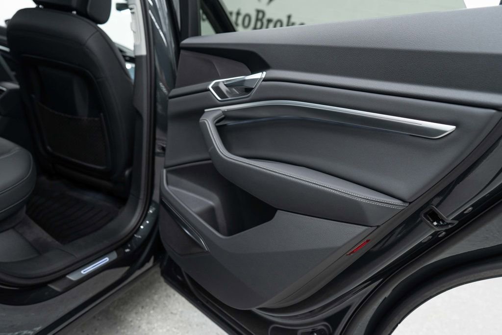 Used 2021 Audi e-tron Premium Plus w/ Premium Plus Package image 34