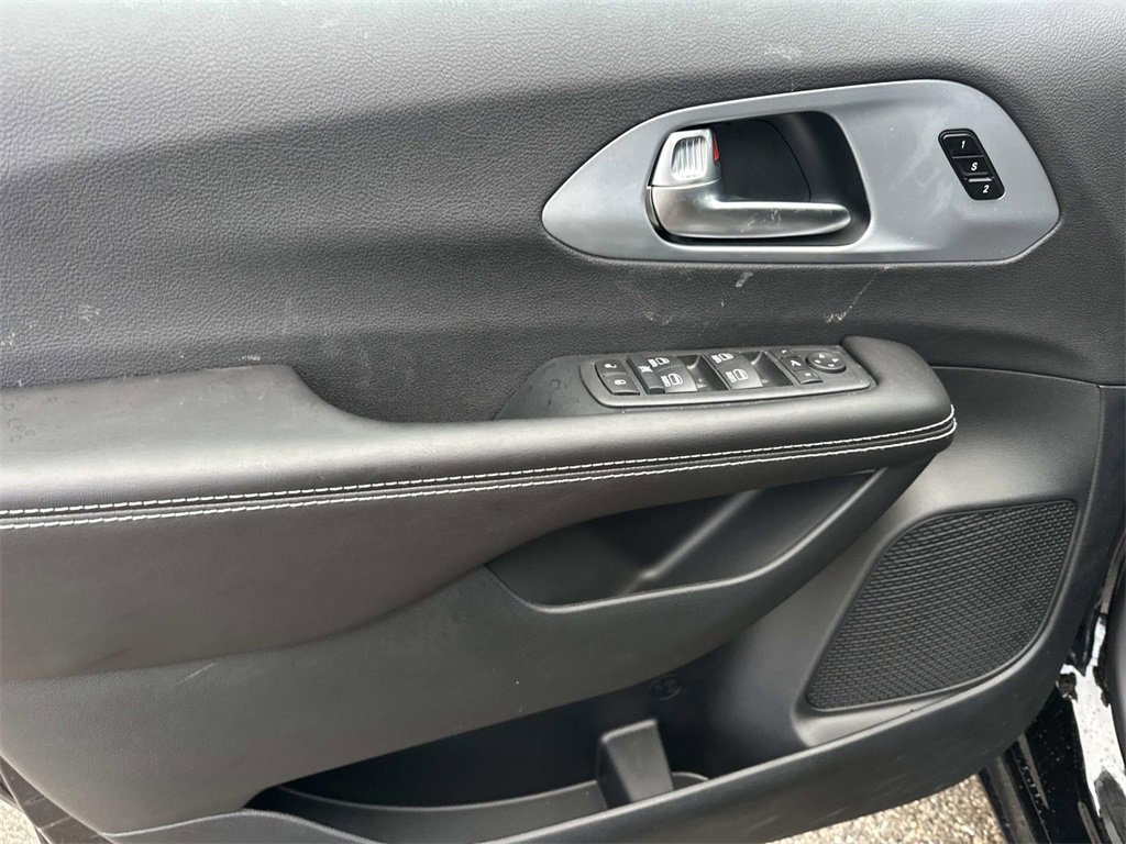 New 2026 Chrysler Pacifica Limited w/ S Appearance Package image 13