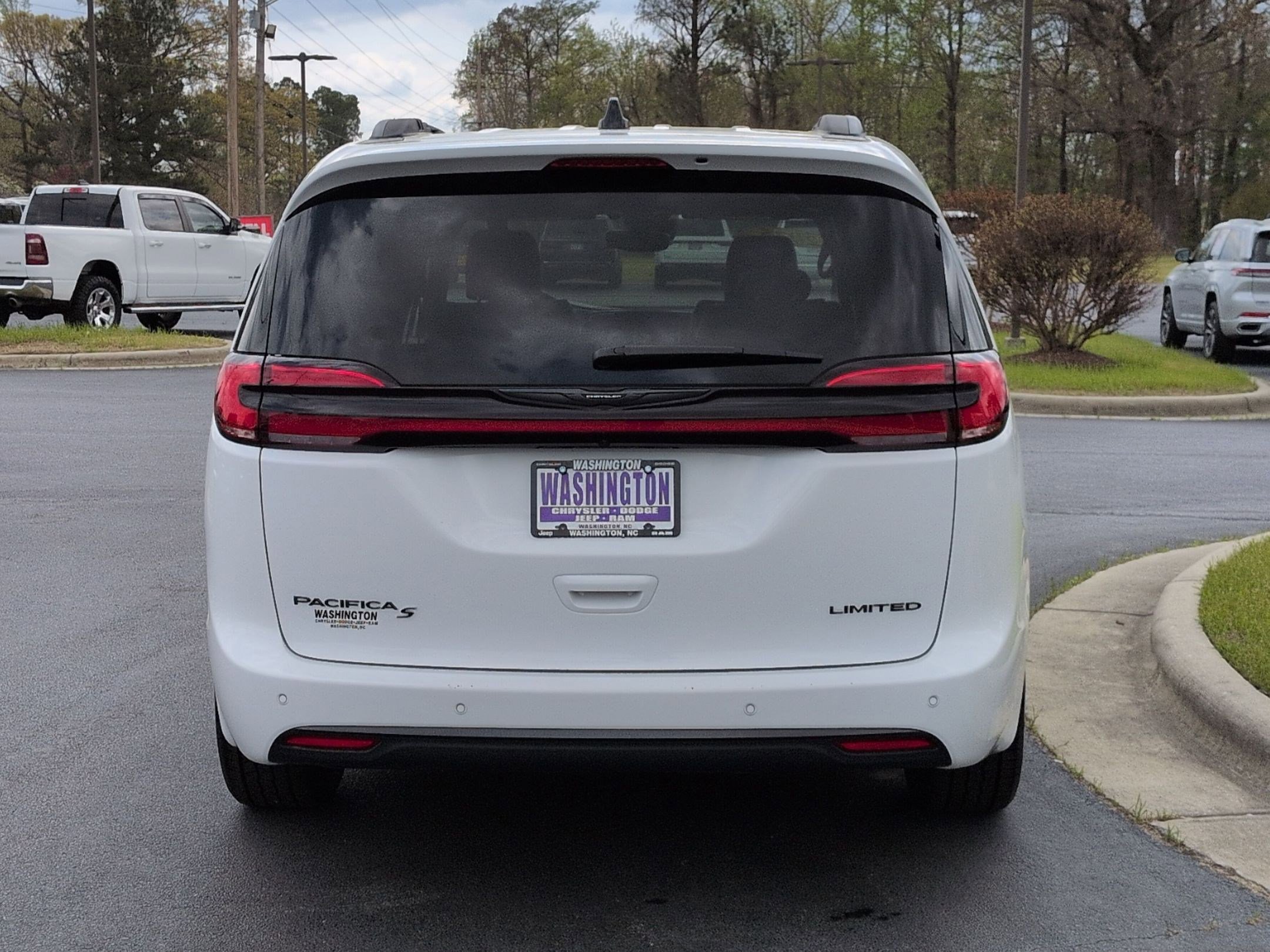 Used 2025 Chrysler Pacifica Limited FWD image 6