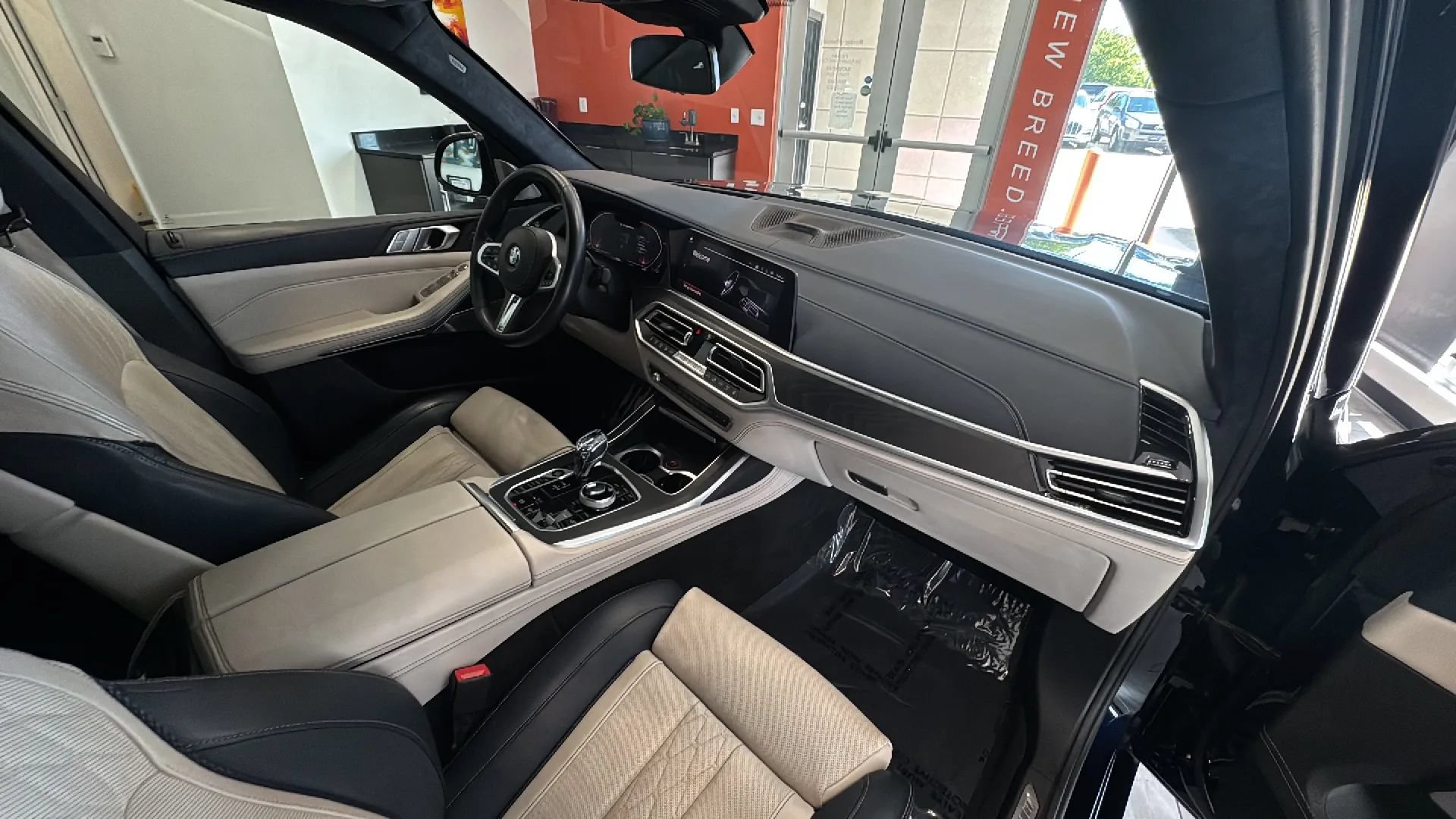 Used 2020 BMW X7 M50i w/ Dynamic Handling Package AWD/4WD image 23