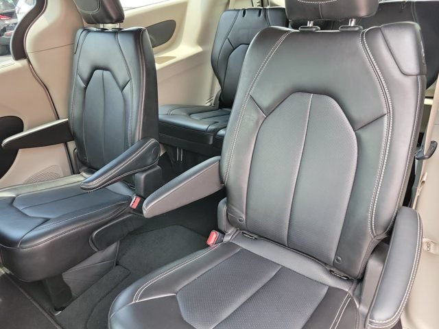 Used 2024 Chrysler Pacifica Touring-L FWD image 16