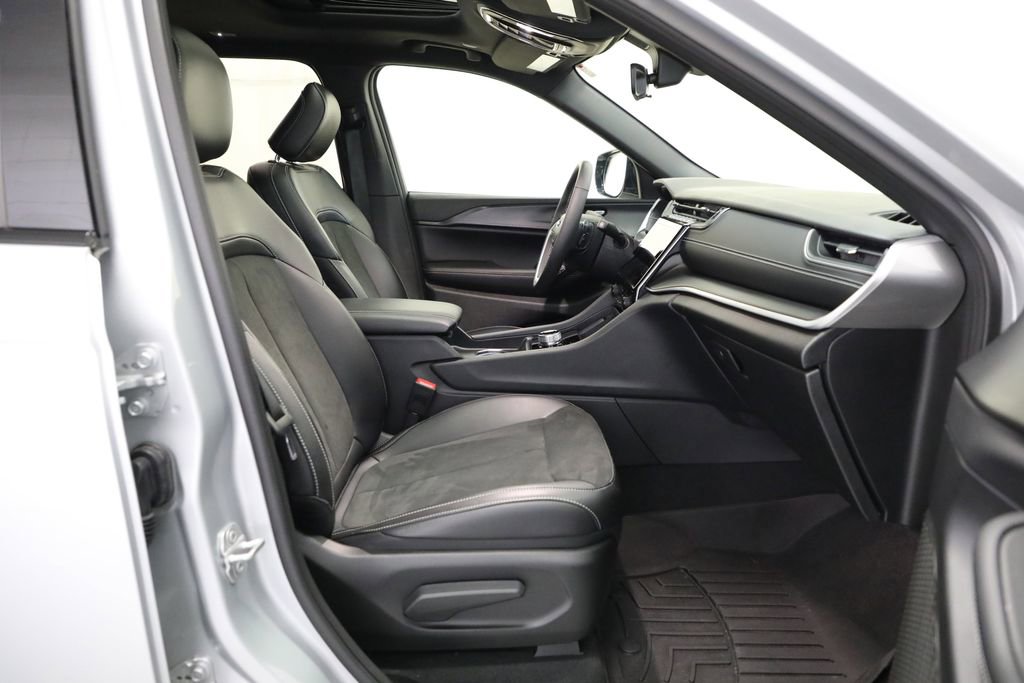 Used 2025 Jeep Grand Cherokee L Altitude image 12