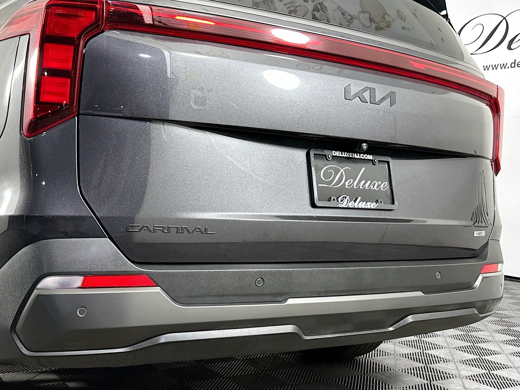 Used 2025 Kia Carnival SX w/ SX Dark Edition Package FWD image 28