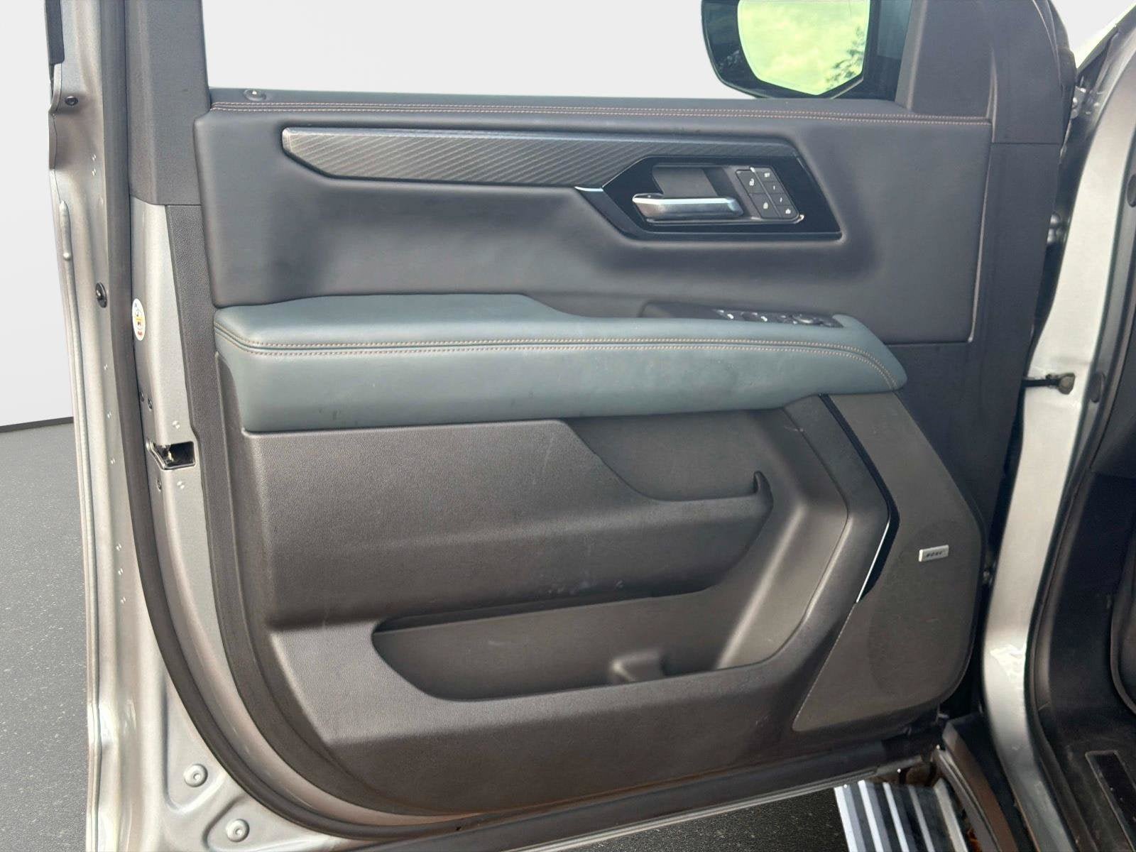 Used 2025 GMC Yukon AT4 w/ AT4 Premium Plus Package AWD/4WD image 19