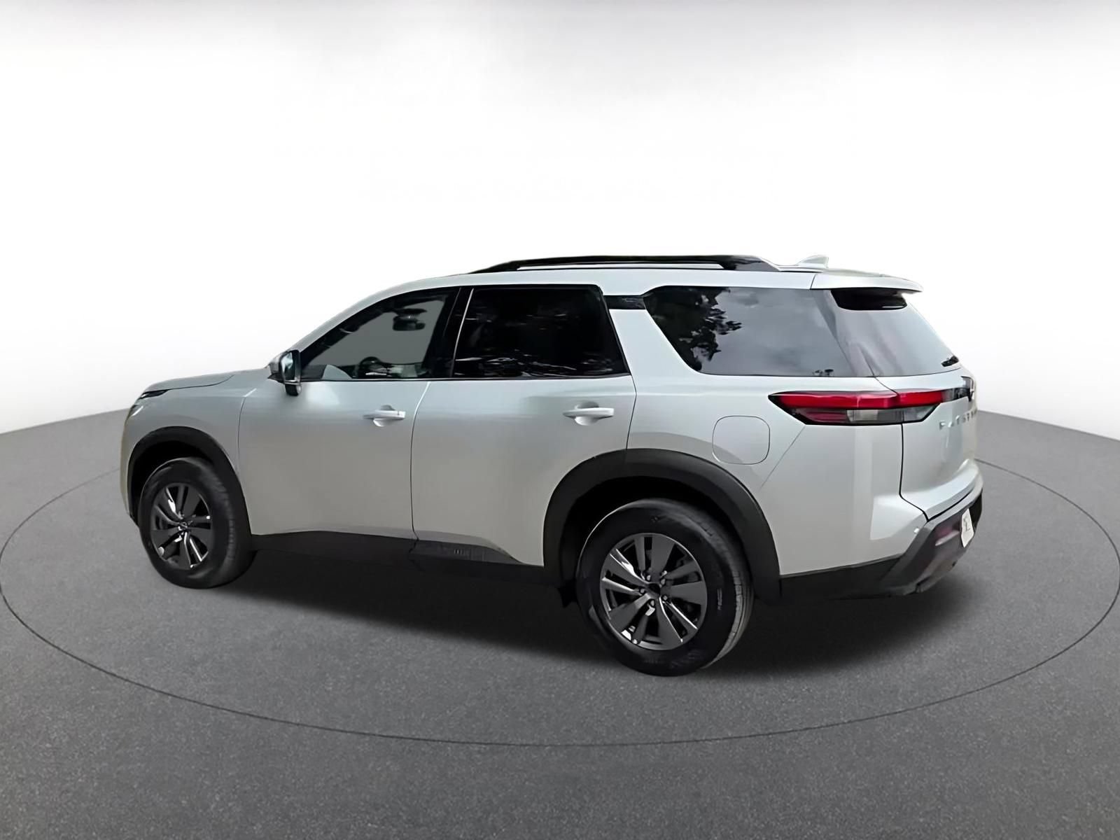 Used 2025 Nissan Pathfinder SV FWD image 10