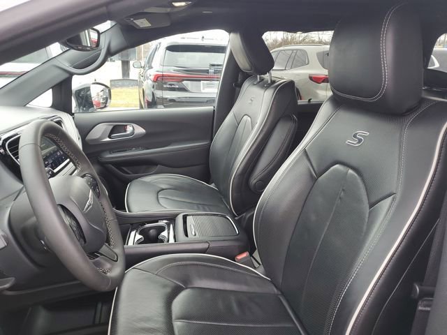 Used 2025 Chrysler Pacifica Limited image 7