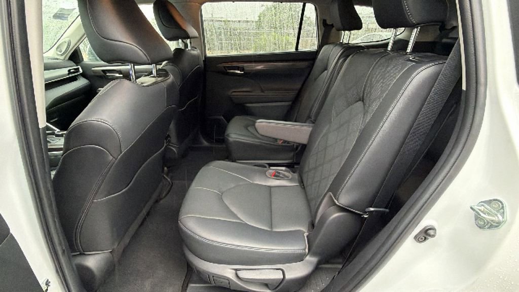 Used 2023 Toyota Highlander Platinum FWD image 35