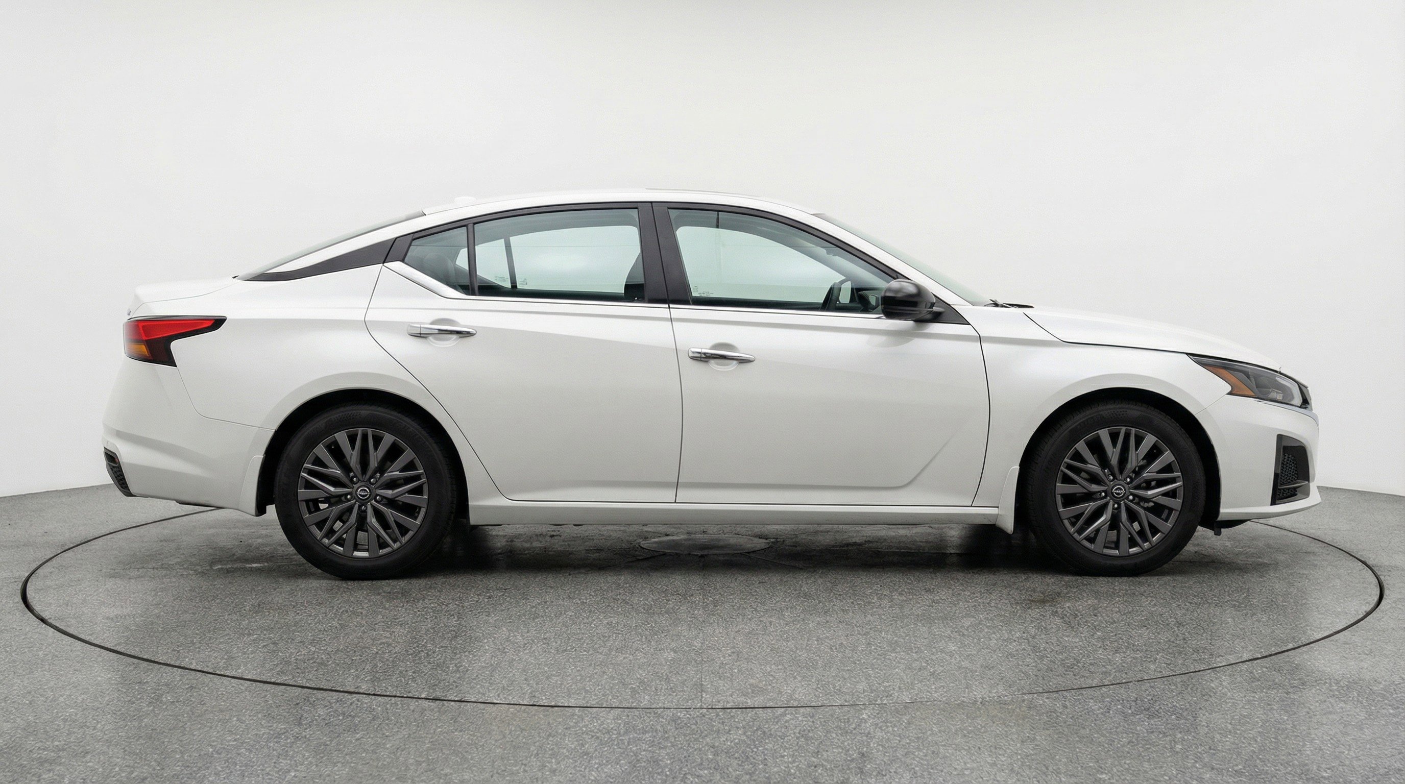 Used 2025 Nissan Altima 2.5 SV image 11