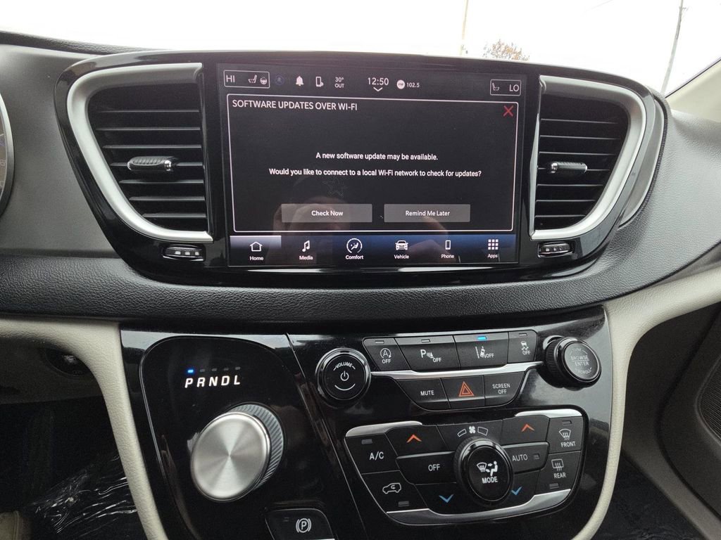 Used 2022 Chrysler Pacifica Touring-L image 26