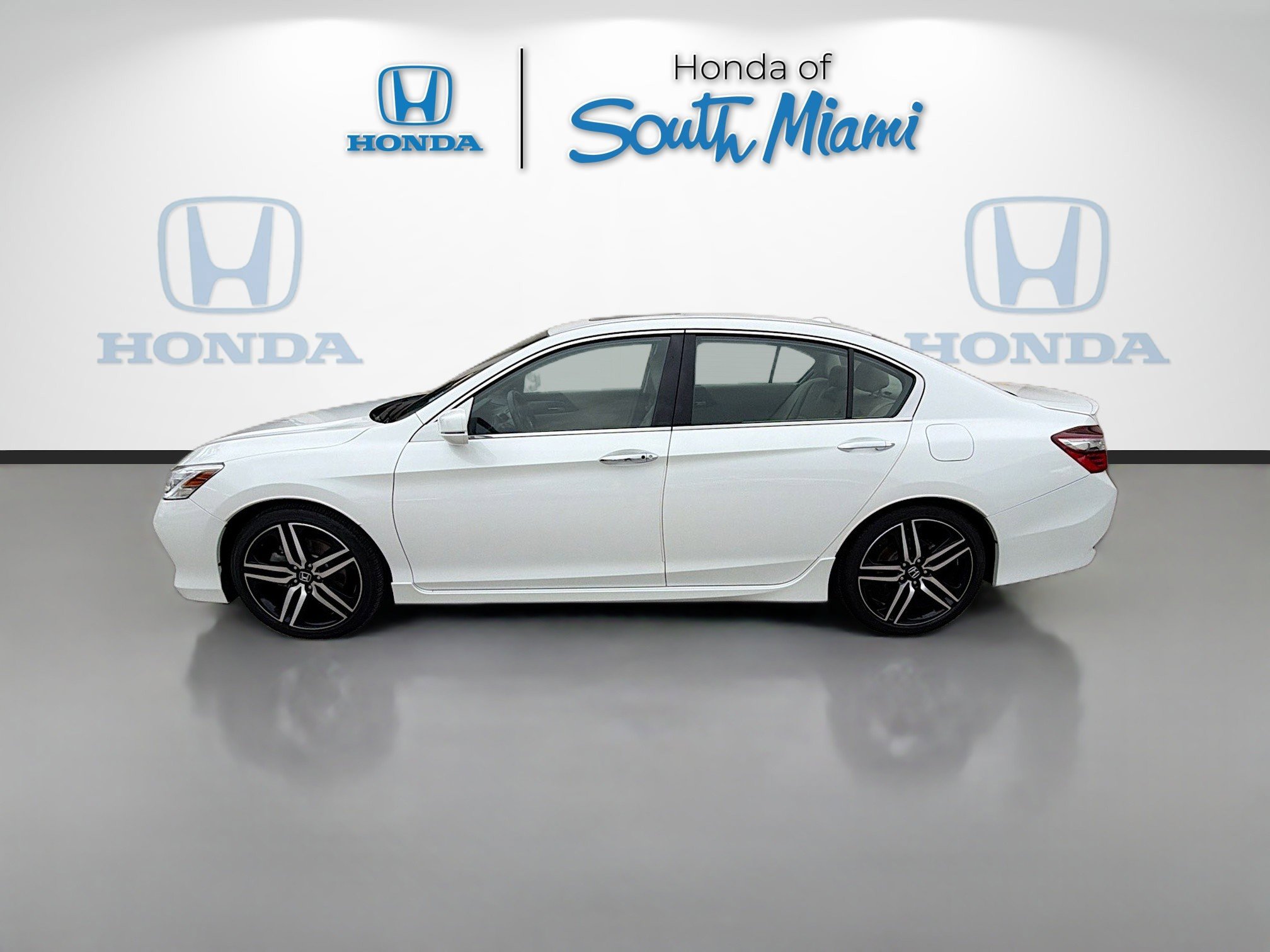 Used 2016 Honda Accord Touring image 4