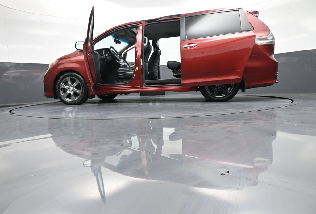 Used 2017 Toyota Sienna SE FWD image 51