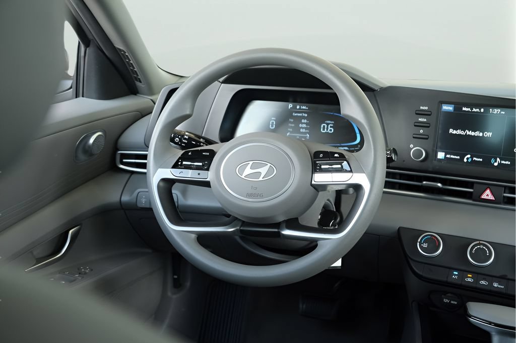 Used 2025 Hyundai Elantra SE FWD image 13
