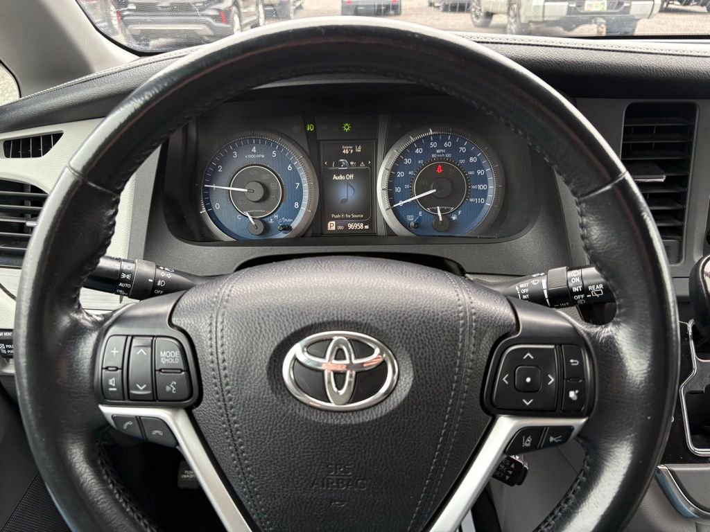 Used 2019 Toyota Sienna XLE FWD image 25