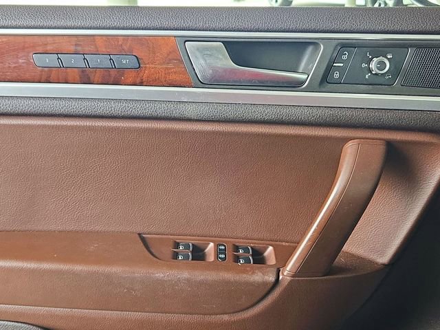 Used 2013 Volkswagen Touareg VR6 image 16