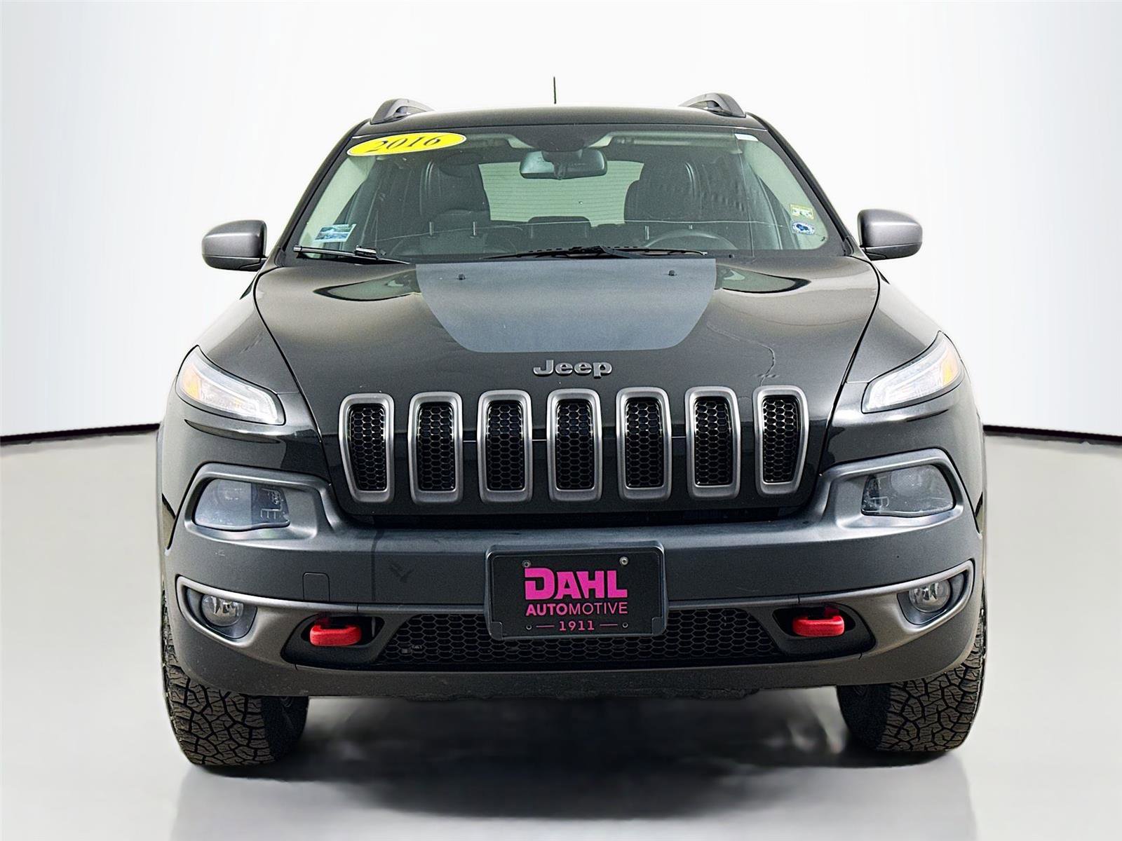 Used 2016 Jeep Cherokee Trailhawk AWD/4WD image 3