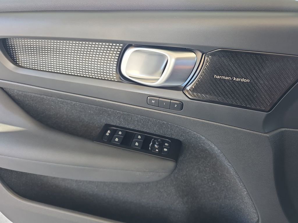 Used 2022 Volvo XC40 P8 Recharge Plus image 23