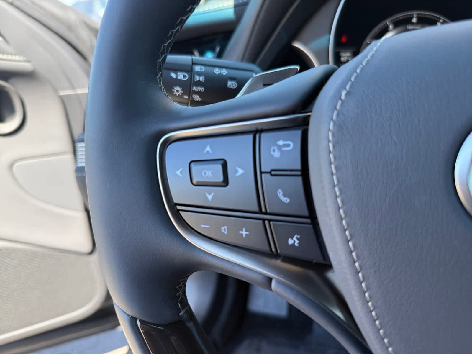 Used 2023 Lexus LS 500 w/ Interior Upgrade Package image 25