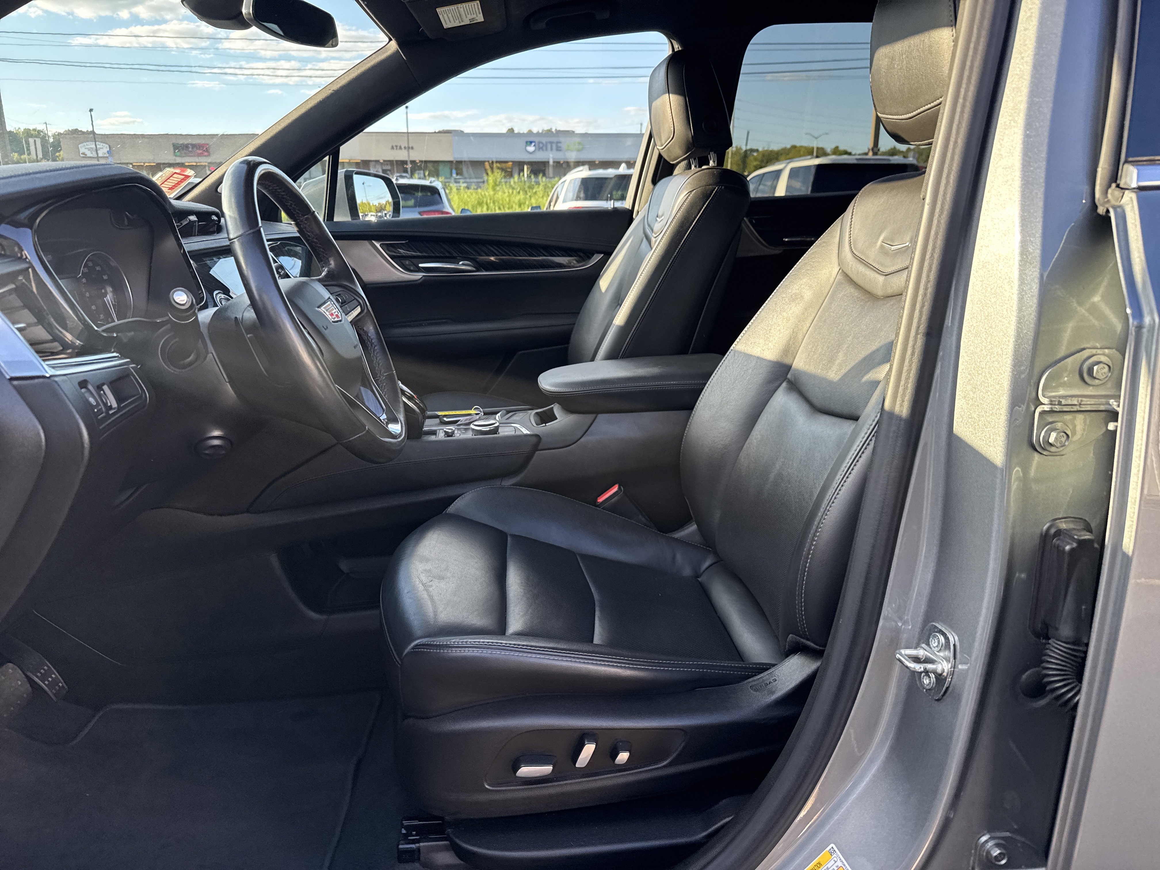 Used 2023 Cadillac XT6 Premium Luxury image 12