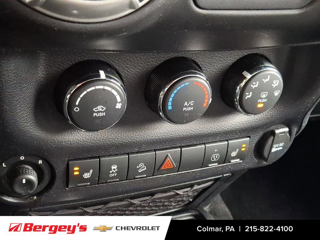 Used 2016 Jeep Wrangler Unlimited Sahara w/ Connectivity Group image 17