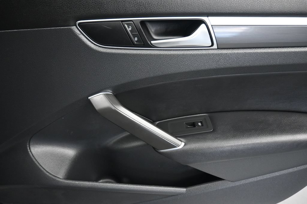 Used 2018 Volkswagen Passat 2.0T R-Line FWD image 39