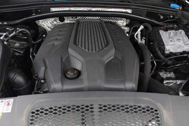 Certified 2023 Porsche Macan Base image 16