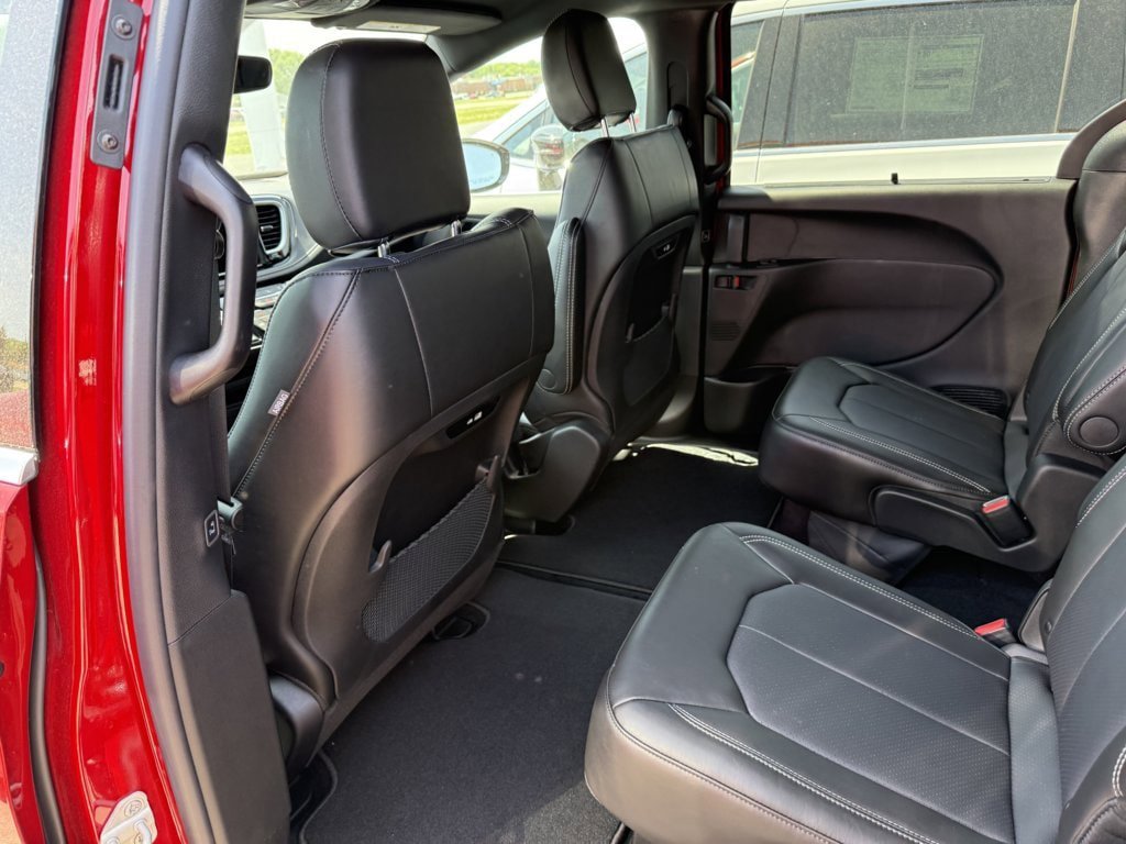 New 2027 Chrysler Pacifica Select AWD/4WD image 12