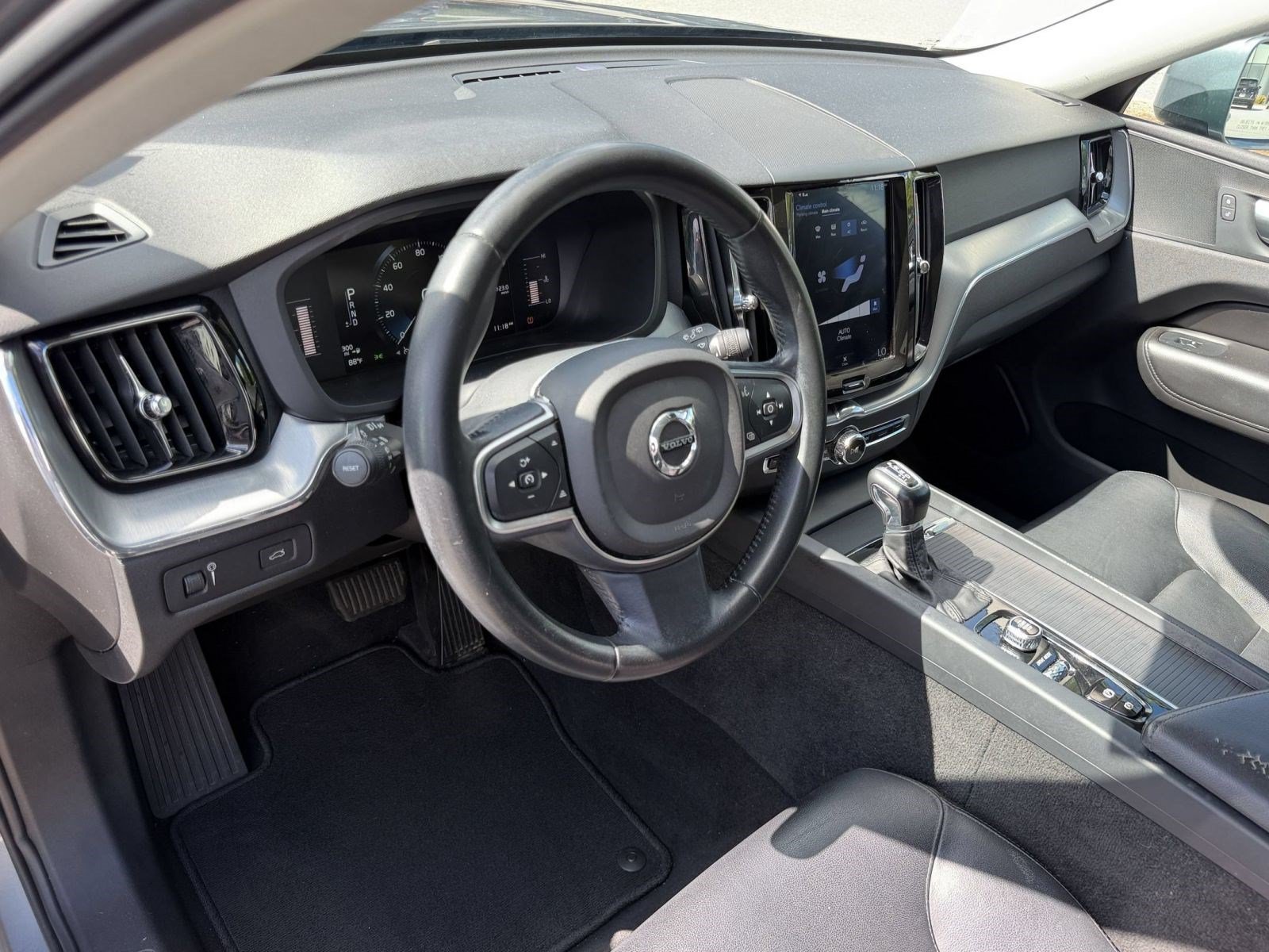Used 2019 Volvo XC60 T5 Momentum w/ Premium Package FWD image 4