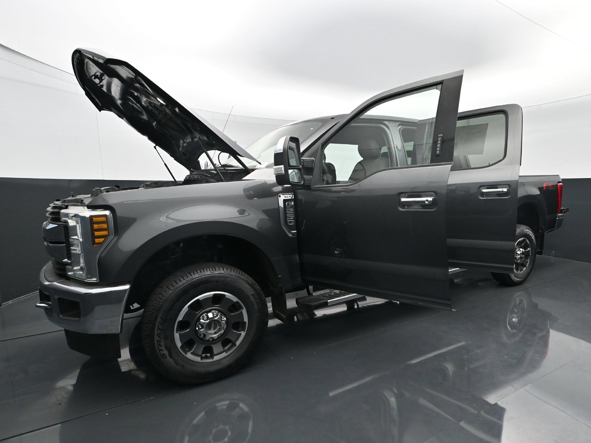 Used 2019 Ford F250 XLT w/ XLT Premium Package AWD/4WD image 30