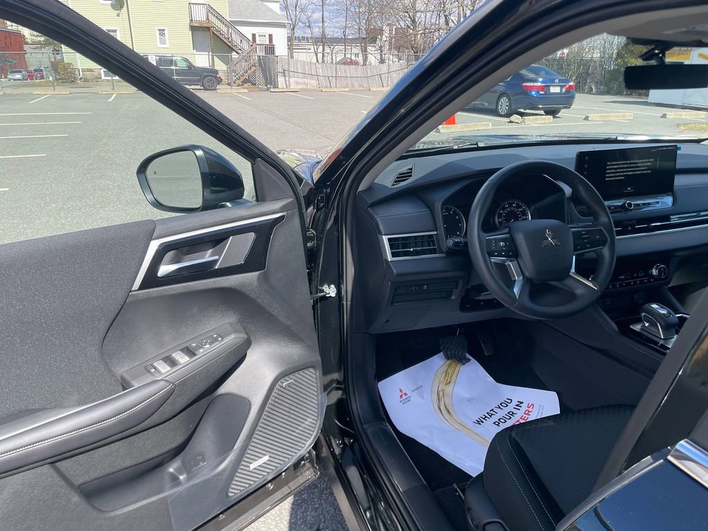 New 2026 Mitsubishi Outlander ES image 10