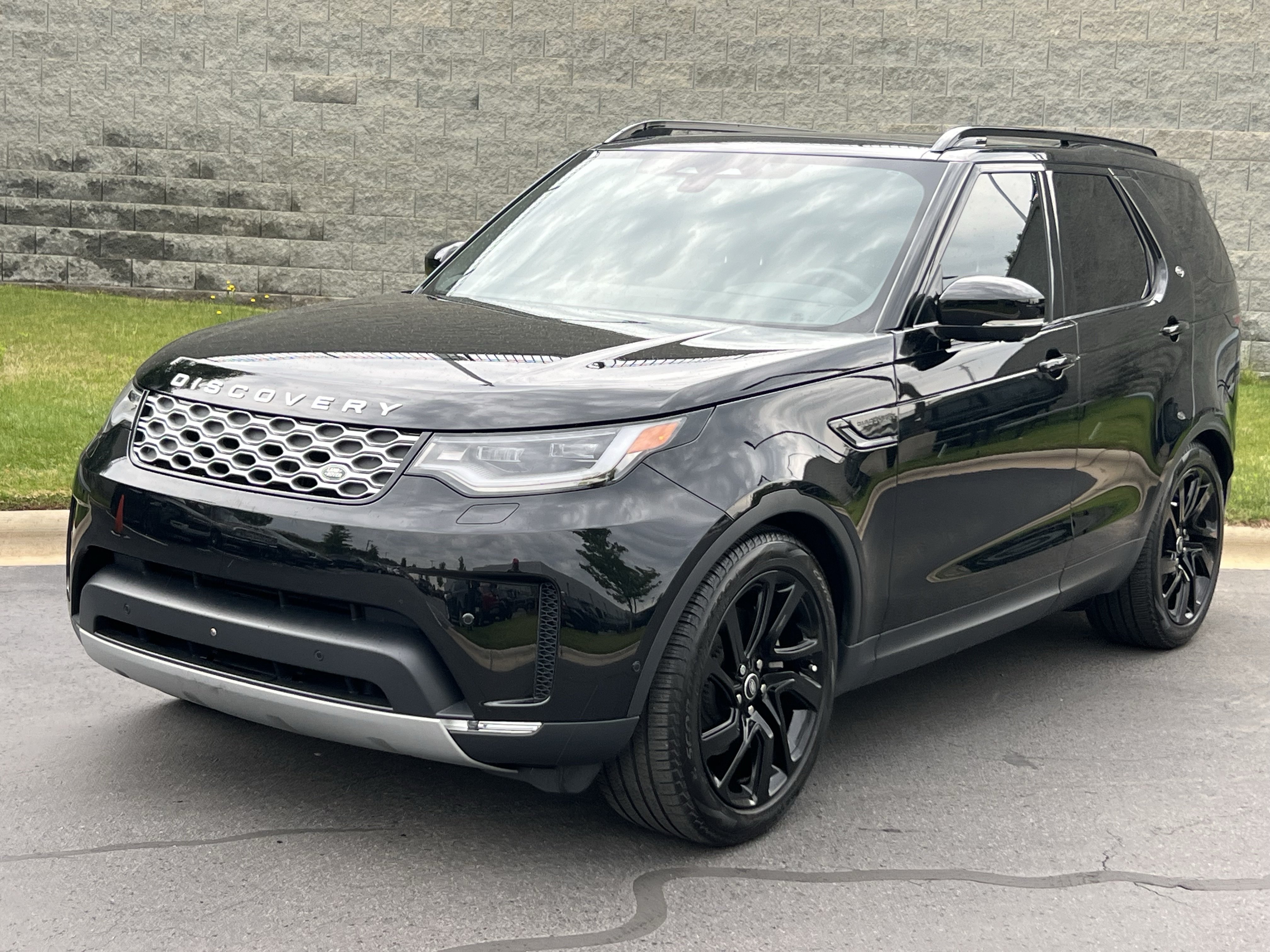 Certified 2025 Land Rover Discovery S AWD/4WD image 1