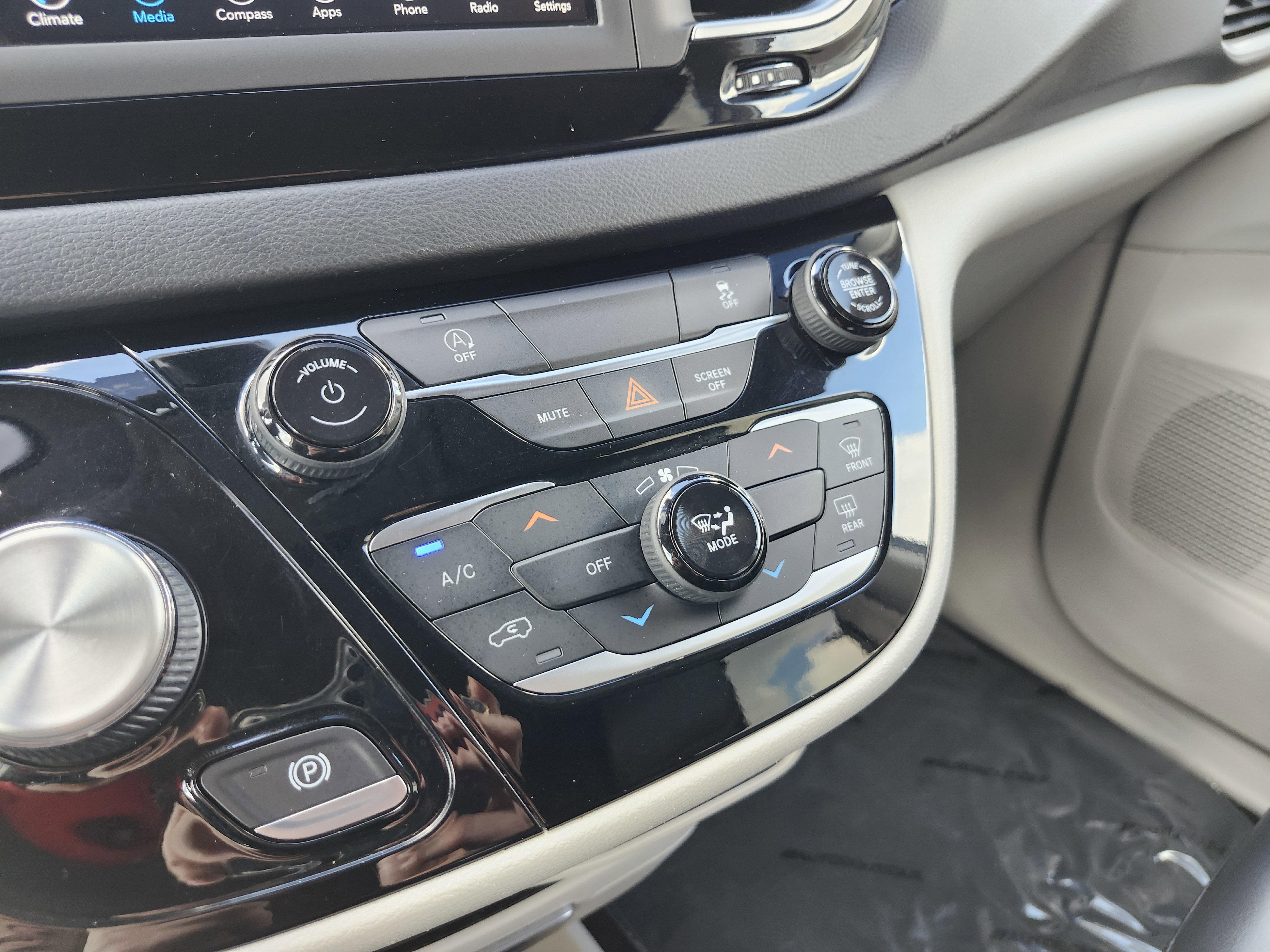 Used 2021 Chrysler Voyager Lxi image 30